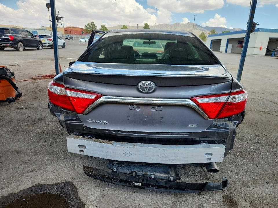 2017 TOYOTA CAMRY SE 6