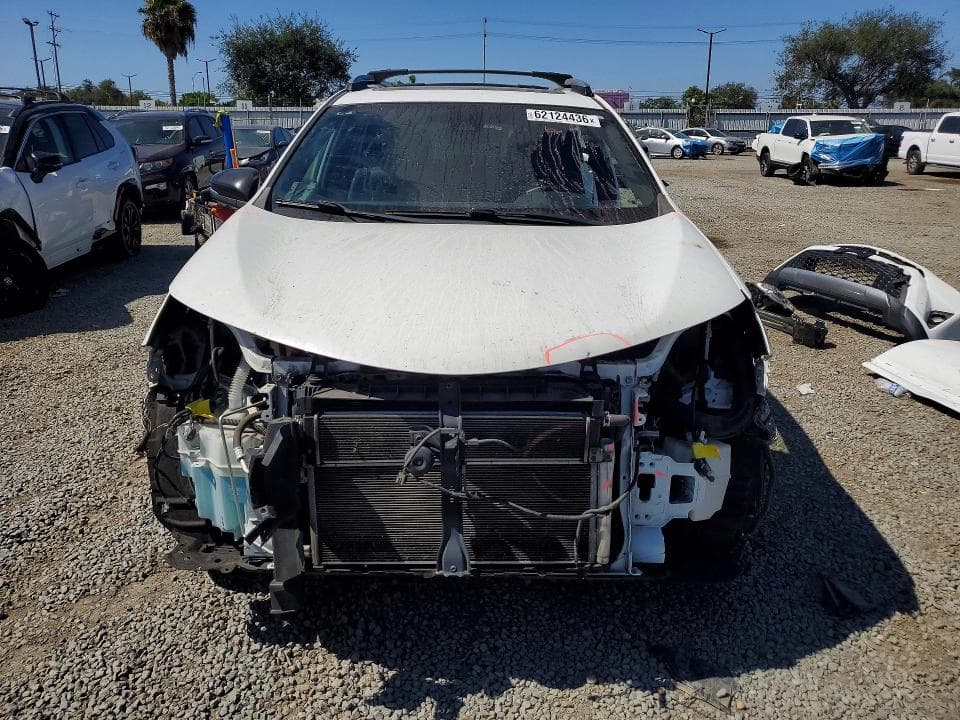 2017 TOYOTA RAV4 HV SE 5