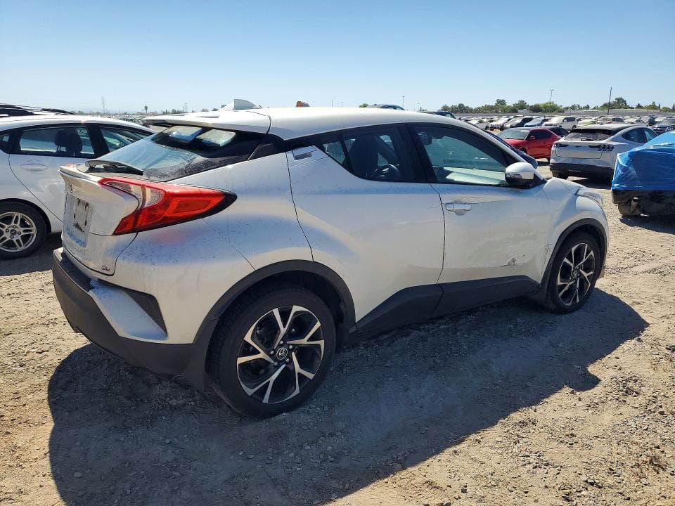 2018 TOYOTA C-HR XLE 3