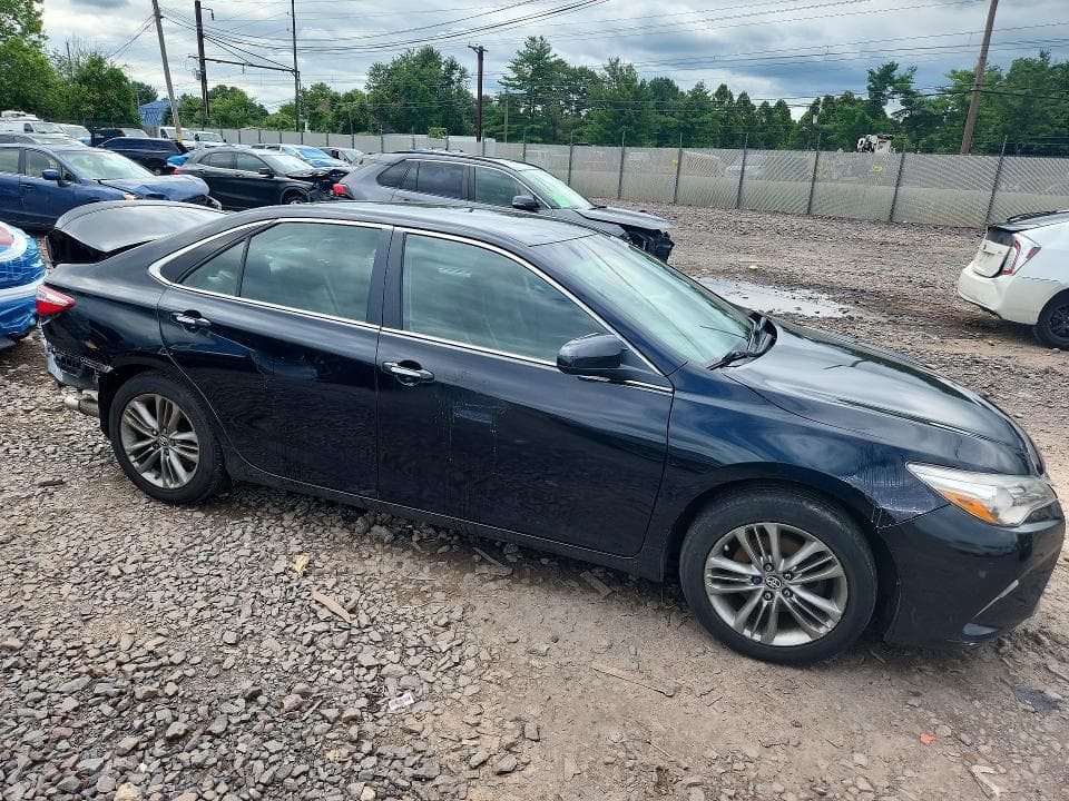 2017 TOYOTA CAMRY SE 4