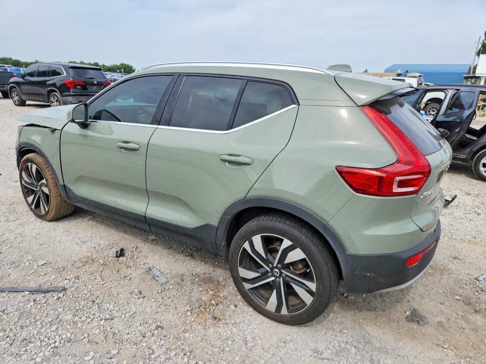 2023 VOLVO XC40 PLUS 2