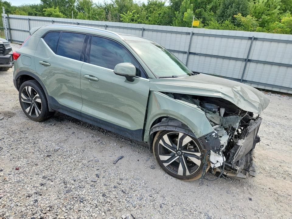 2023 VOLVO XC40 PLUS 4