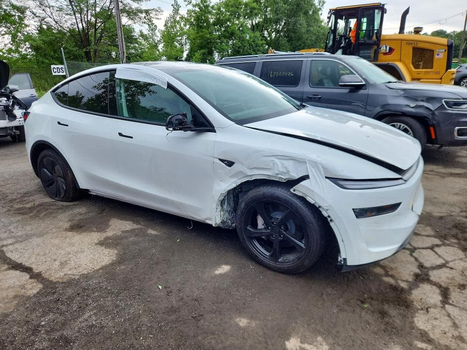 2026 TESLA MODEL Y 4