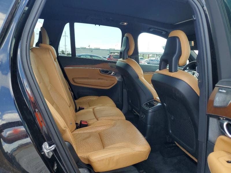 2017 VOLVO XC90 T8 11
