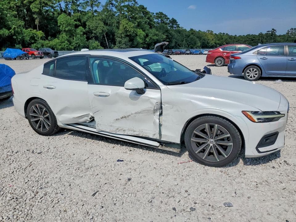 2021 VOLVO S60 T5 MOMENTUM 4