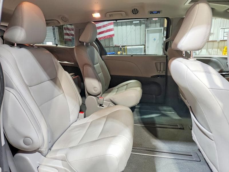 2020 TOYOTA SIENNA XLE 7-PASSENGER 11