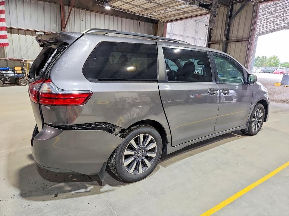 2020 TOYOTA SIENNA XLE 7-PASSENGER 3
