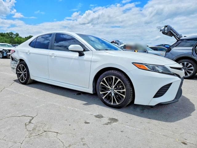 2018 TOYOTA CAMRY SE 4