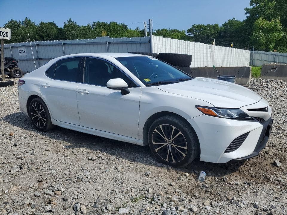 2018 TOYOTA CAMRY SE 4