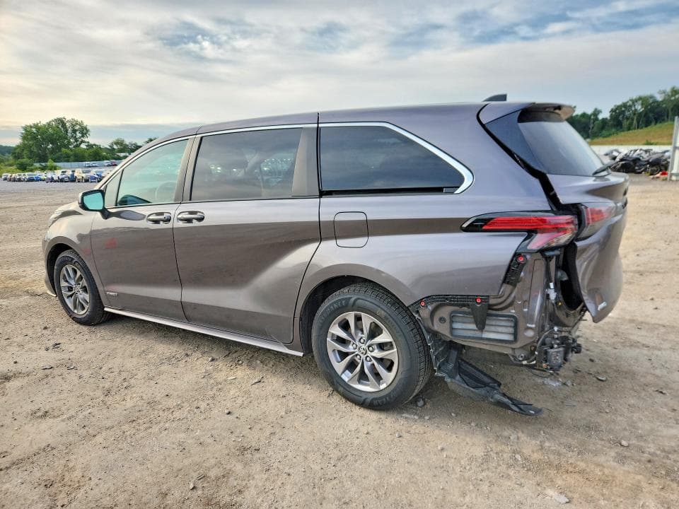 2021 TOYOTA SIENNA LE 2