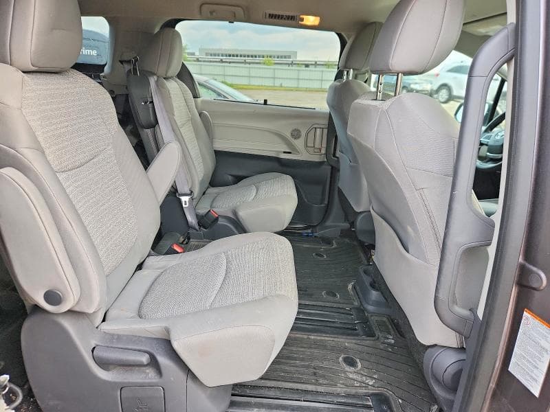 2021 TOYOTA SIENNA LE 11