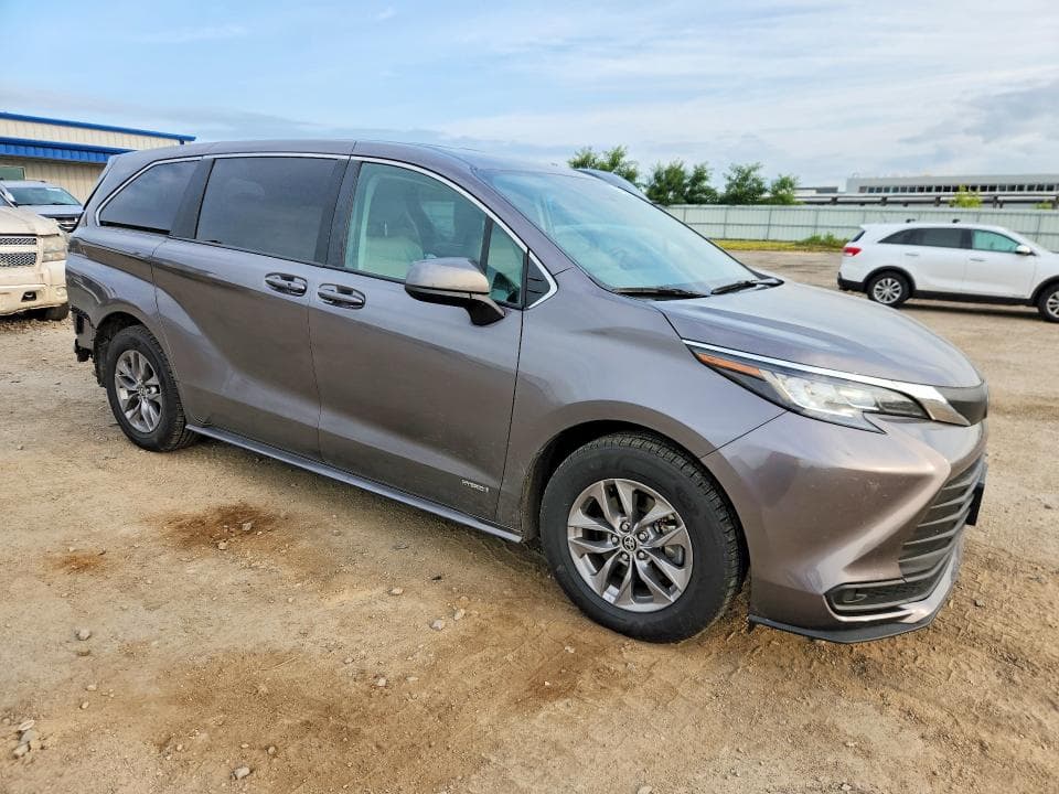 2021 TOYOTA SIENNA LE 4