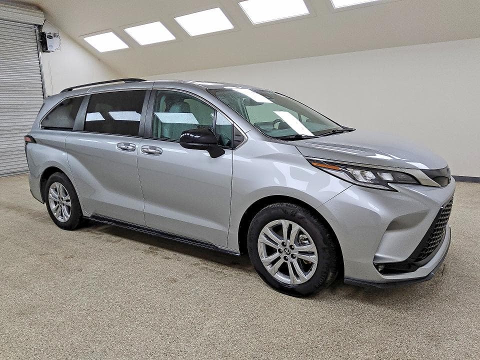 2023 TOYOTA SIENNA 4