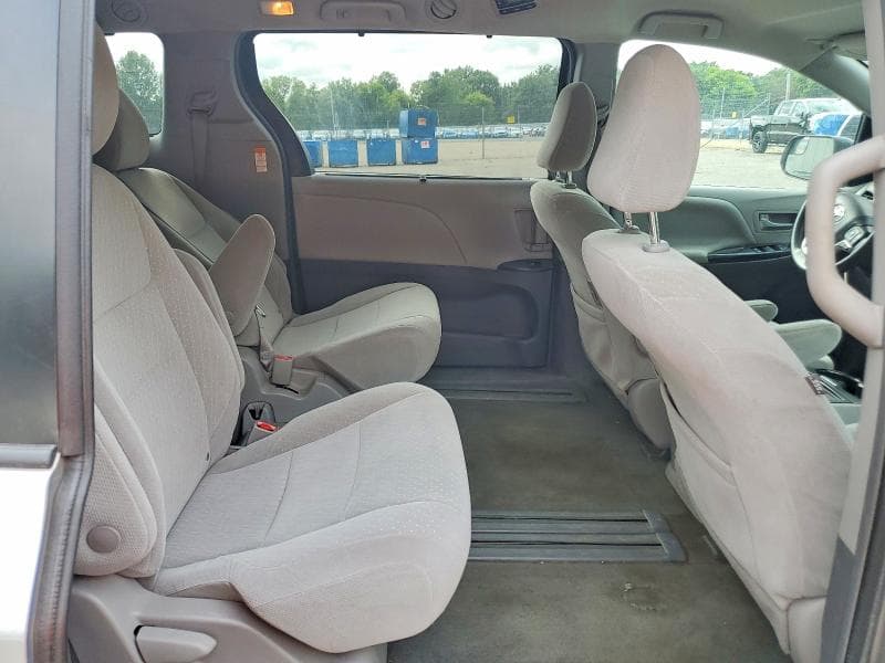 2018 TOYOTA SIENNA LE 11