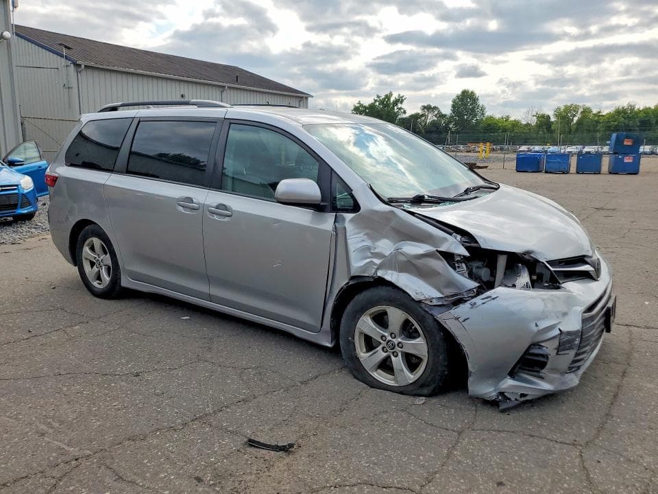 2018 TOYOTA SIENNA LE 4