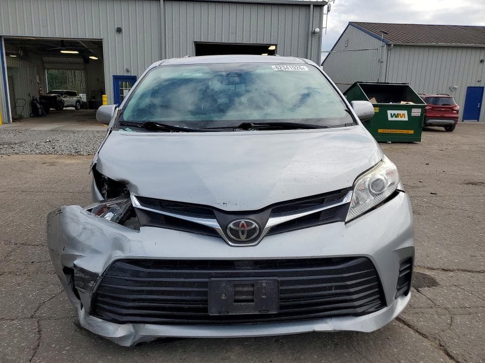 2018 TOYOTA SIENNA LE 5
