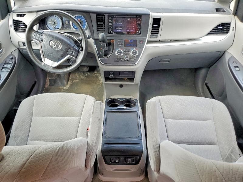 2018 TOYOTA SIENNA LE 8