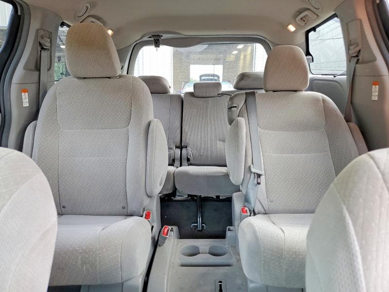2018 TOYOTA SIENNA LE 10