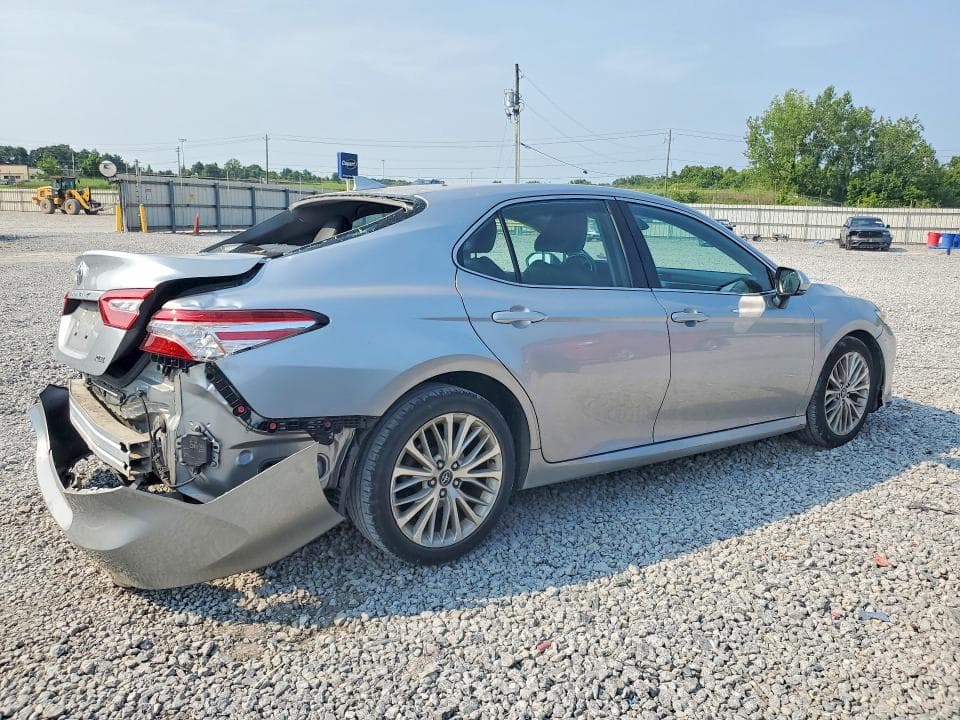 2019 TOYOTA CAMRY XLE 3