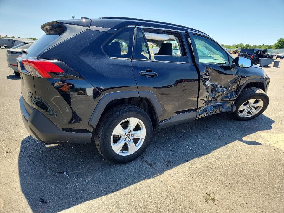 2021 TOYOTA RAV4 XLE 3