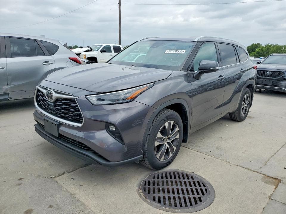 2022 TOYOTA HIGHLANDER XLE - 1