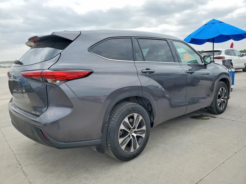 2022 TOYOTA HIGHLANDER XLE 3