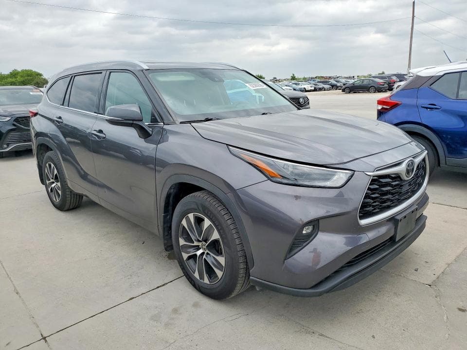 2022 TOYOTA HIGHLANDER XLE 4
