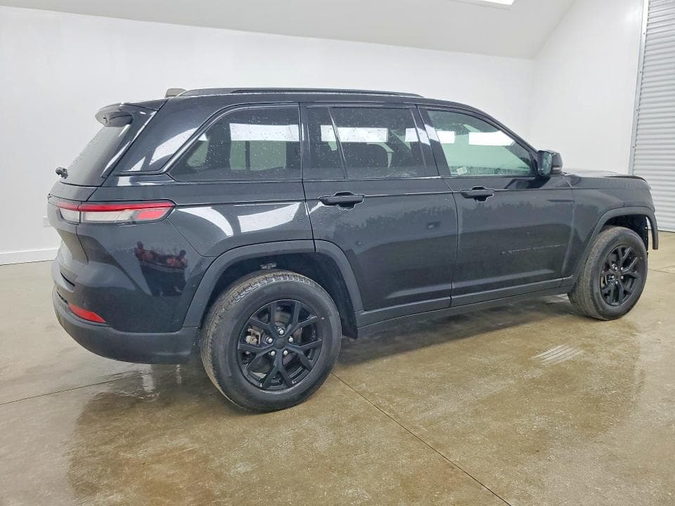 2024 JEEP GRAND CHEROKEE LAREDO 3