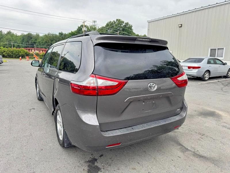 2017 TOYOTA SIENNA LE 2