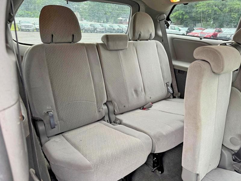 2017 TOYOTA SIENNA LE 11