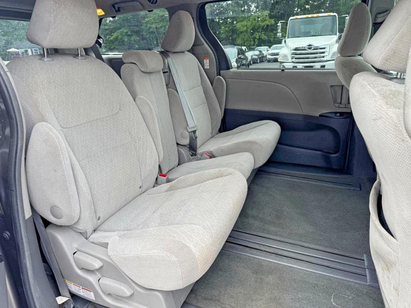 2017 TOYOTA SIENNA LE 12