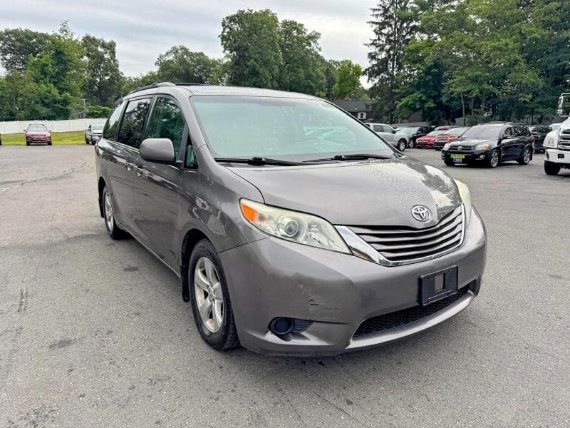 2017 TOYOTA SIENNA LE 4