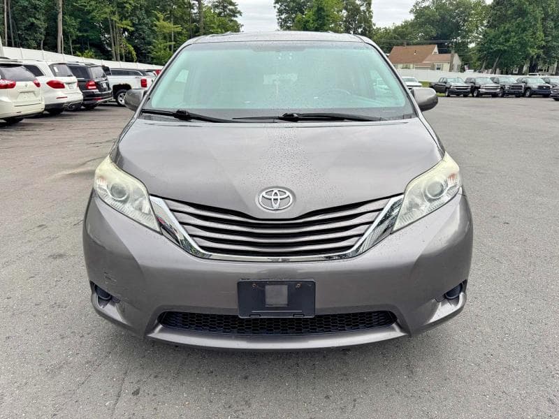 2017 TOYOTA SIENNA LE 5