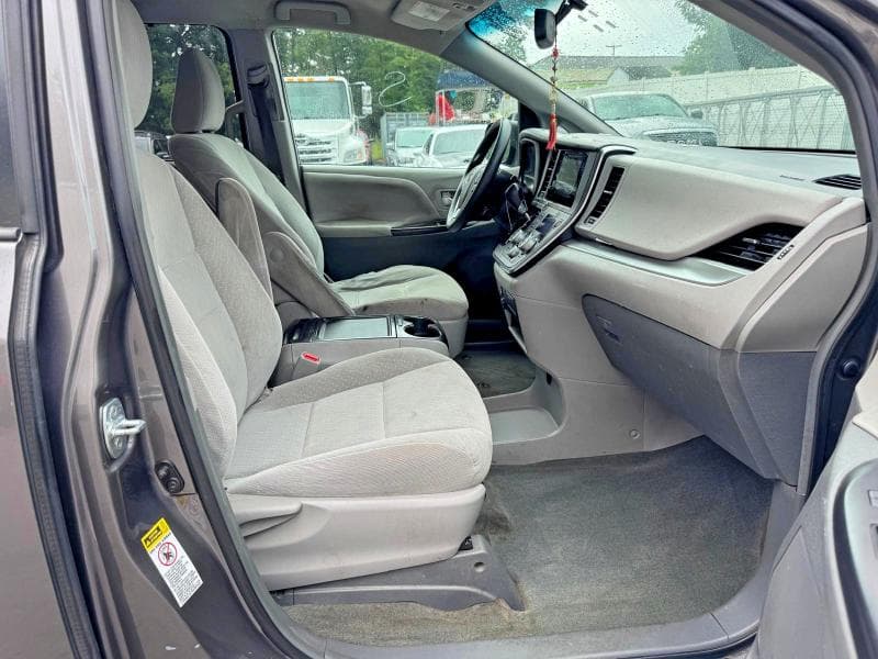 2017 TOYOTA SIENNA LE 8