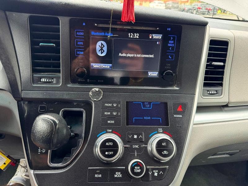 2017 TOYOTA SIENNA LE 9