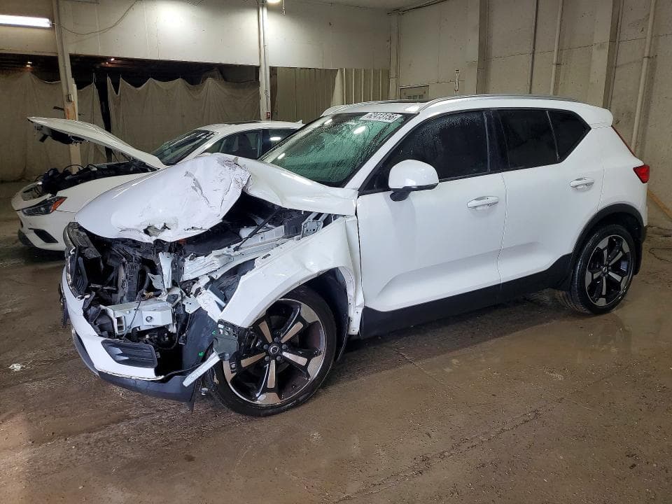 2019 VOLVO XC40 T5 MOMENTUM - 1
