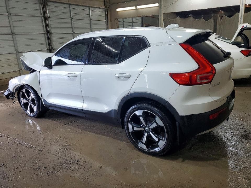2019 VOLVO XC40 T5 MOMENTUM 2