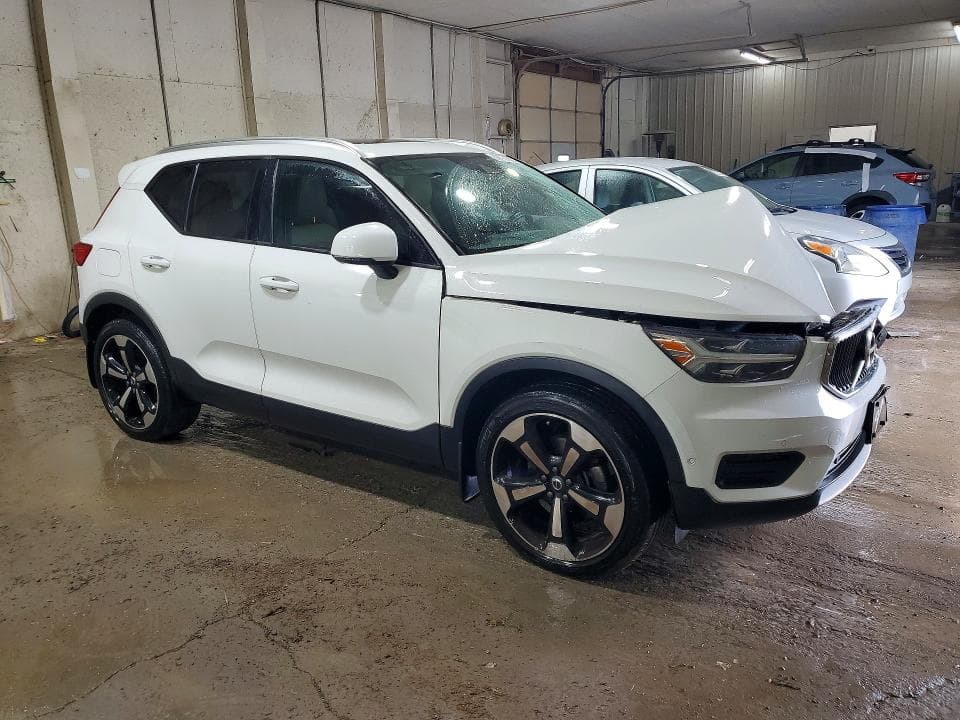 2019 VOLVO XC40 T5 MOMENTUM 4
