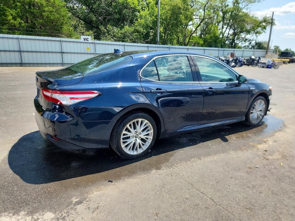 2020 TOYOTA CAMRY XLE 3
