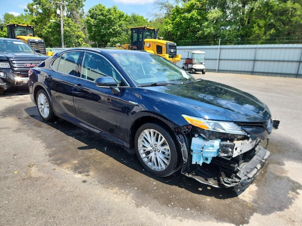 2020 TOYOTA CAMRY XLE 4