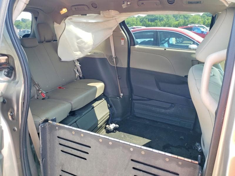 2017 TOYOTA SIENNA XLE 8-PASSENGER 11