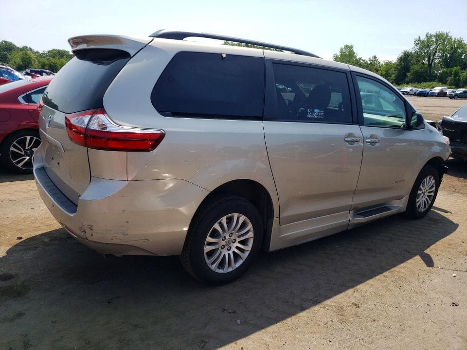2017 TOYOTA SIENNA XLE 8-PASSENGER 3