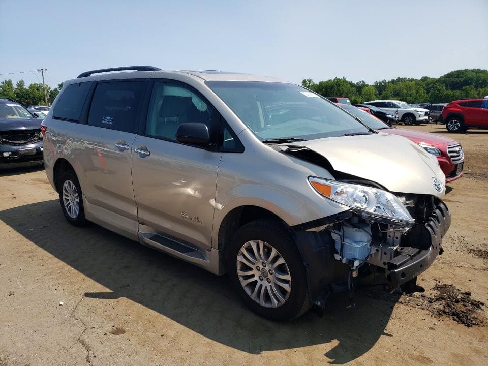 2017 TOYOTA SIENNA XLE 8-PASSENGER 4