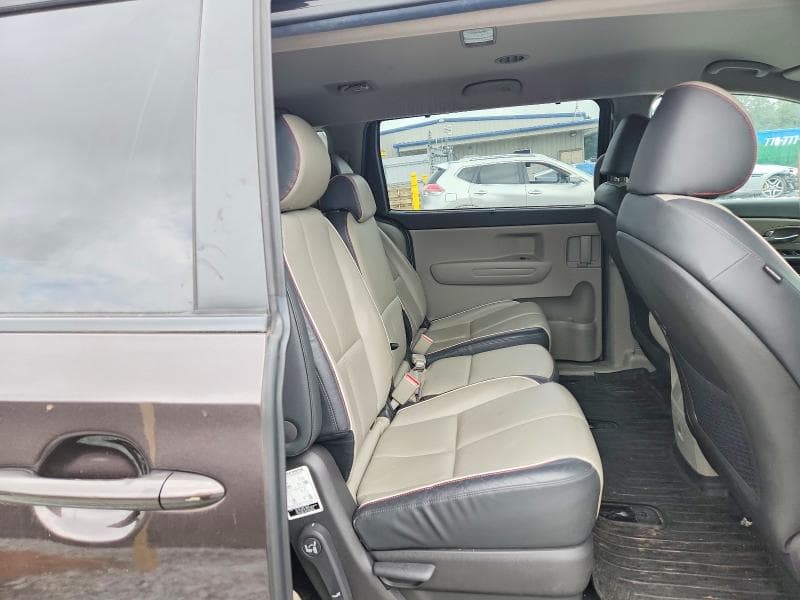 2017 KIA SEDONA LX 11