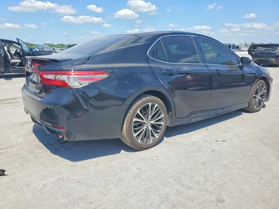 2018 TOYOTA CAMRY SE 3