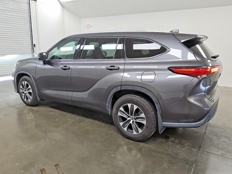 2022 TOYOTA HIGHLANDER XLE 2