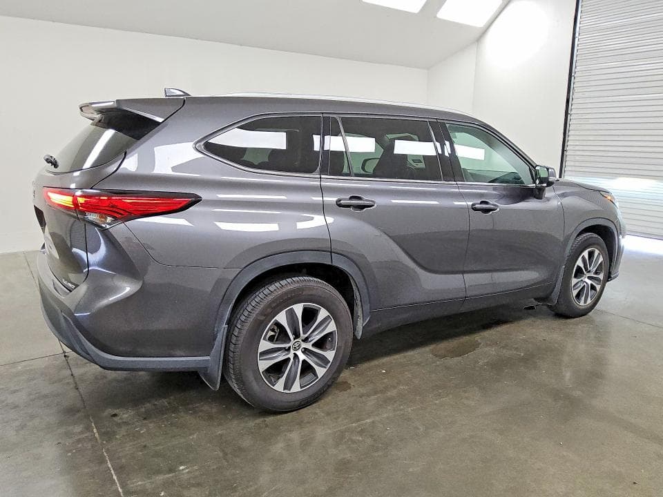 2022 TOYOTA HIGHLANDER XLE 3