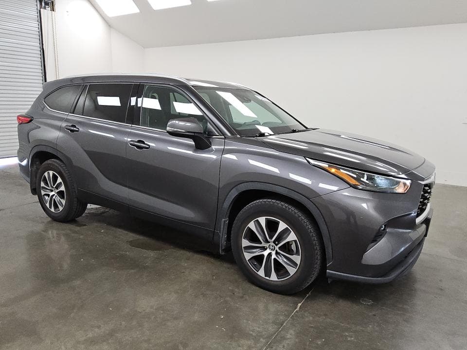 2022 TOYOTA HIGHLANDER XLE 4
