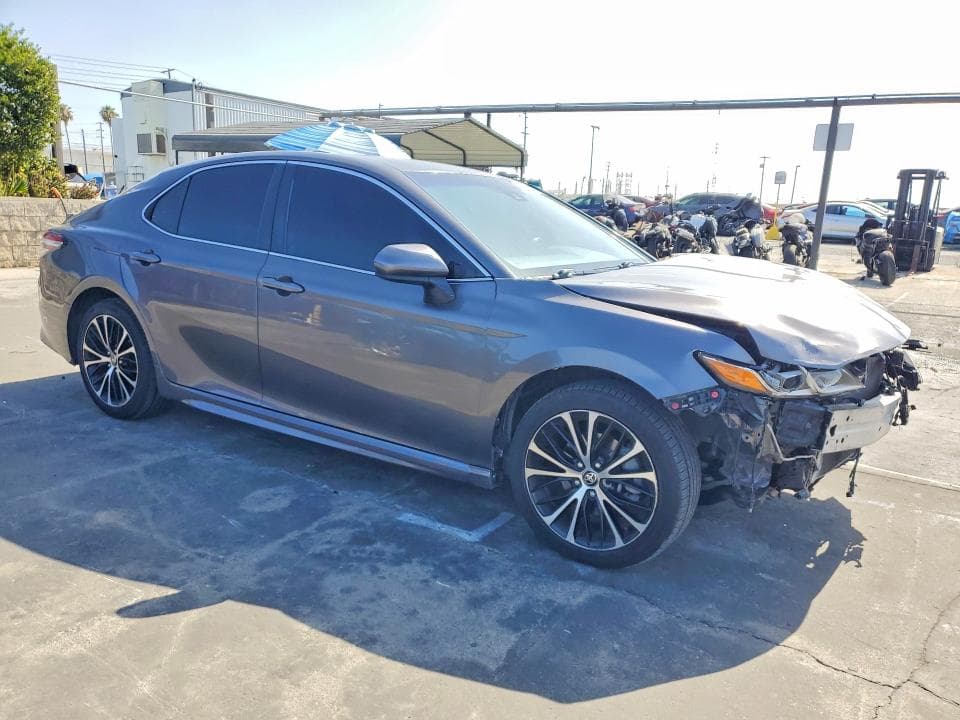 2020 TOYOTA CAMRY SE 4