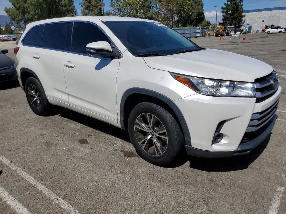 2017 TOYOTA HIGHLANDER LE 4